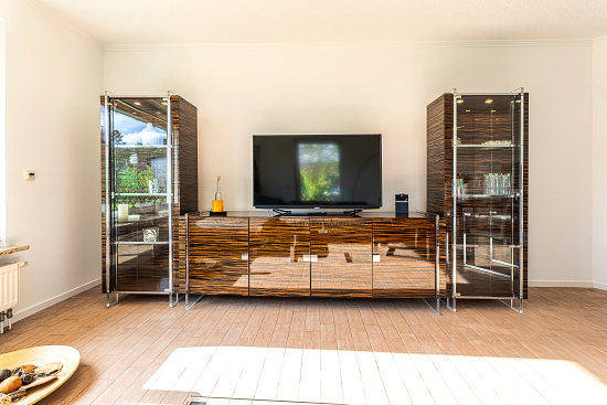 Flachbild TV und Vitrine in der Ferienwohnung Koserow